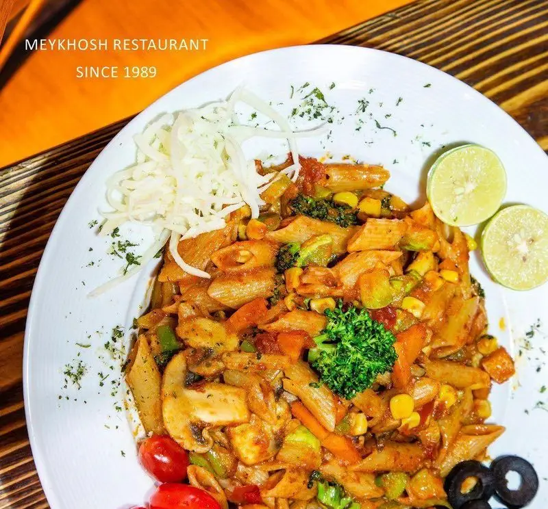 پاستا پنه سبزیجات تازه و خوشمزه با قارچ و بروکلی، انتخابی عالی از منوی رستوران میخوش، با کیفیت از سال 1989.