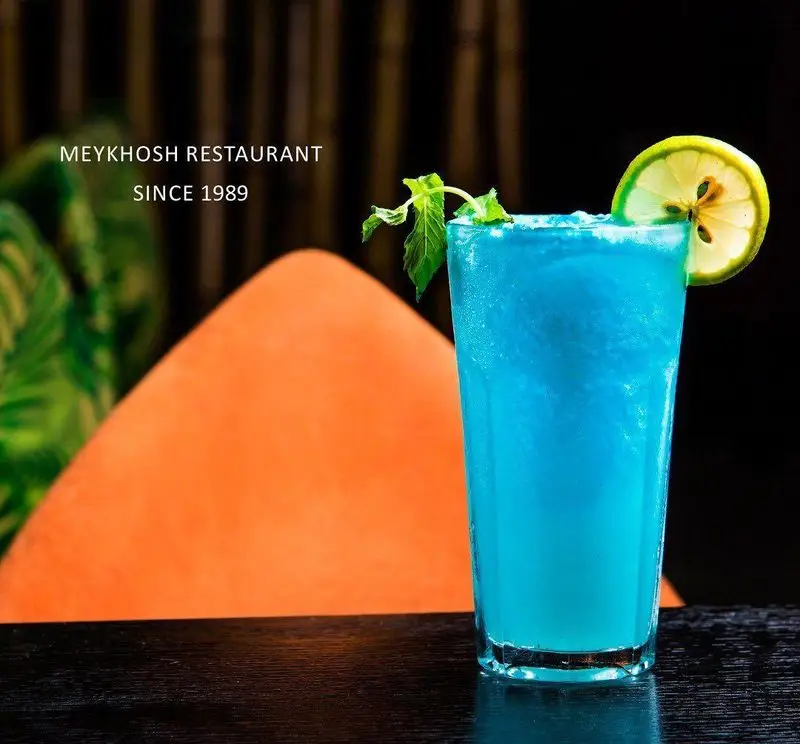 نوشیدنی آبی تازه و گوارا در رستوران میخوش، مکانی برای لذت بردن از غذاهای ایرانی و پیتزاهای متنوع از سال 1989.