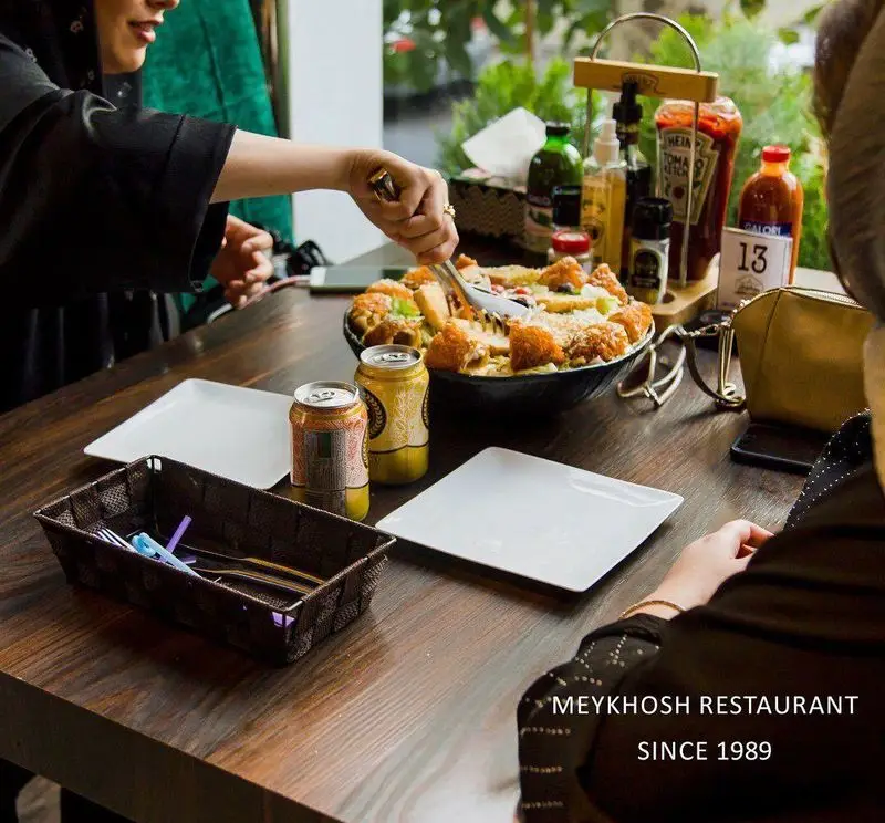 تجربه خوشایند مشتریان در رستوران و پیتزا میخوش. لذت سرو غذا در محیطی دلنشین، مکانی عالی برای دورهمی و خاطره‌سازی.