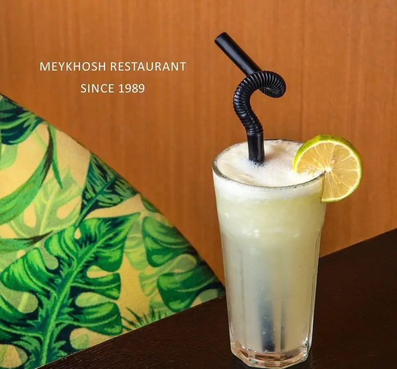 تصویری جذاب از یک لیوان لیموناد تازه و خنک، معرف کیفیت نوشیدنی‌های رستوران و پیتزا میخوش از سال 1989.