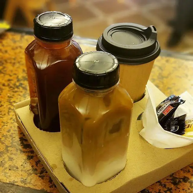 سفارش بیرون بر از کافه رستوران توژی: دو بطری نوشیدنی سرد (قهوه و لاته) و یک لیوان قهوه همراه با مخلفات، آماده دلیوری.