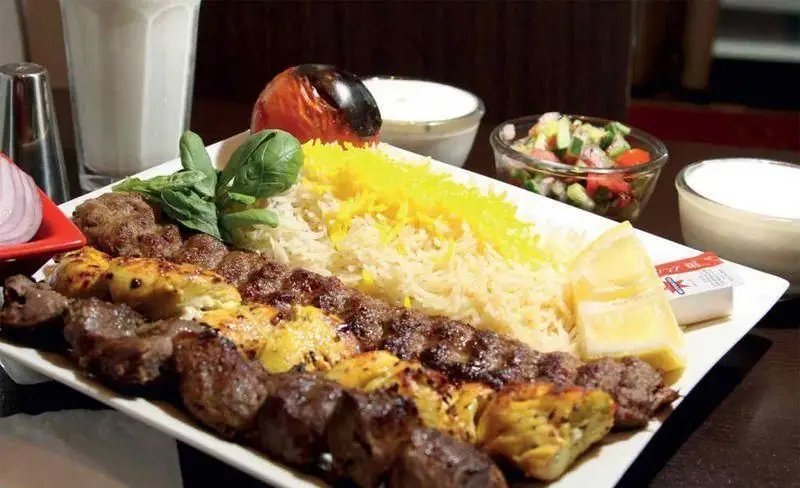 عکس سینی چلوکباب ایرانی اصیل کبابی چرب و چیلی شامل جوجه، کوبیده، برنج زعفرانی، گوجه، دوغ و سالاد شیرازی.