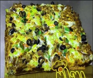 پیتزا مستطیلی خوشمزه و پرملاط فست فود ریحانه با پنیر، زیتون سیاه و سبزیجات تازه، مناسب برای سفارش آنلاین غذا و فست فود.