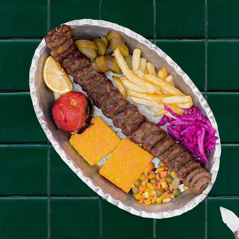 سینی کباب کوبیده اصیل ایرانی تهیه غذا سدره تجریش با ته دیگ، سیب زمینی سرخ کرده، گوجه کبابی و مخلفات متنوع.