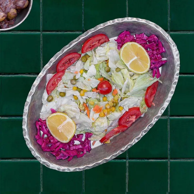 سالاد فصل خوشمزه و تازه کترینگ سدره شعبه تجریش، با کاهو، گوجه، کلم قرمز، نخودفرنگی، ذرت و برش‌های لیمو. انتخابی سالم و مقوی.