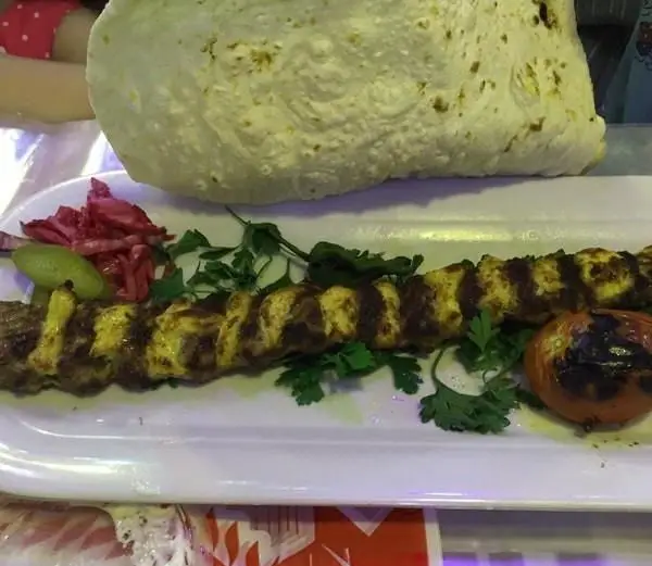 کباب جوجه آبدار و خوشمزه رستوران ایرانیان به همراه نان سنگک داغ، گوجه کبابی و مخلفات تازه. تجربه‌ای اصیل از غذای ایرانی.