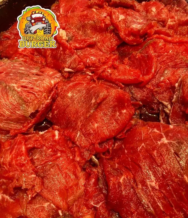 تکه‌های تازه و باکیفیت گوشت قرمز آماده برای گریل شدن و تهیه برگرهای معروف آفرود برگر. لذت یک برگر اصیل.