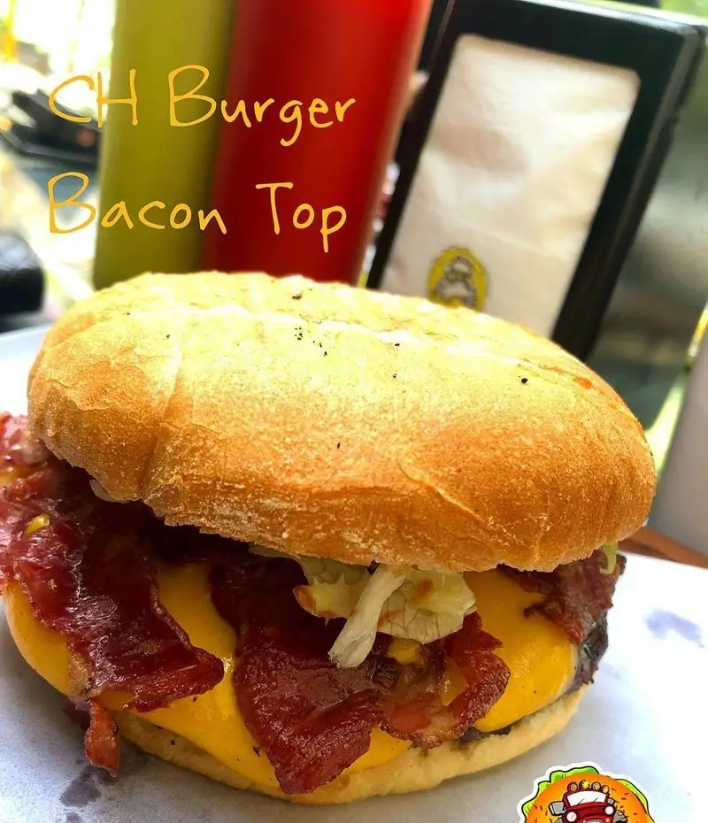 برگر بیکن تاپ CH از آفرود گریل: یک برگر خوشمزه با پنیر ذوب شده، بیکن ترد و کاهو تازه، انتخابی عالی برای دوستداران برگر.