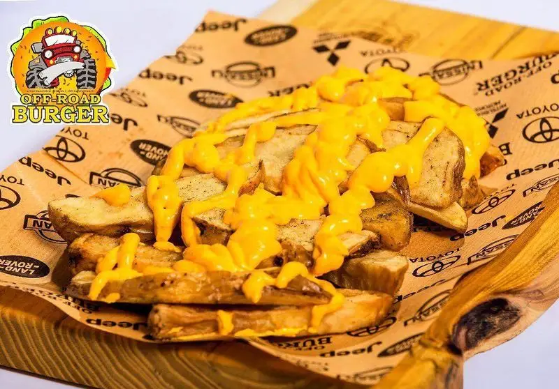 سیب‌زمینی تنوری پر سس پنیر چدار مخصوص آفرود گریل (برگر)؛ یک غذای فست فود هیجان‌انگیز و لذیذ.