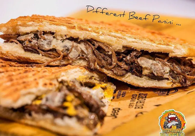 ساندویچ پانینی گوشت متفاوت آفرود گریل؛ ترکیبی خاص از گوشت ریش‌ریش شده و سس خامه‌ای. غذایی خوشمزه از منوی آفرود برگر.