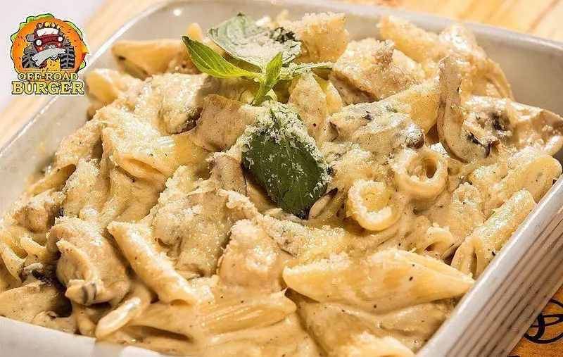 پاستای پنه کرمی و لذیذ با سس مخصوص، حاوی مرغ و قارچ، تزئین شده با پنیر و برگ ریحان تازه. انتخابی عالی از منوی آفرود برگر.