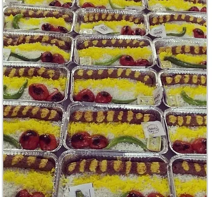 چلو کباب کوبیده مجلسی و زعفرانی کترینگ پارسا، بسته‌بندی شده برای سفارشات شرکتی و مراسم، غذای لذیذ ایرانی