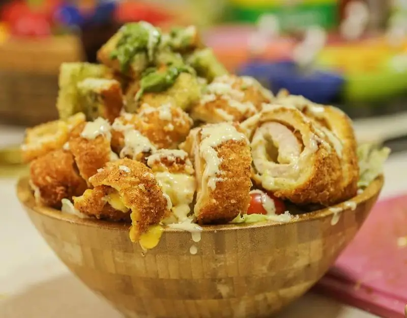 کاسه‌ای اشتهاآور از مرغ سوخاری و رول‌های کوردون بلو با سس مخصوص خامه‌ای در رستوران ایتالیایی ژولی. طعمی بی‌نظیر.