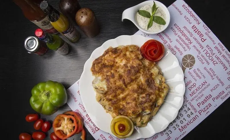 فریتاتای (املت ایتالیایی) لذیذ رستوران ژولی با مواد اولیه تازه و سس مخصوص، انتخابی عالی برای تجربه‌ای به‌یادماندنی در رستوران ایتالیایی ژولی.