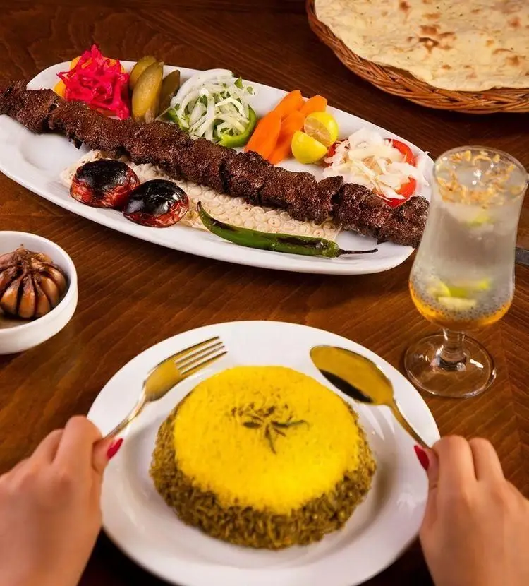 چلوکبابی ارکیده: کباب کوبیده لذیذ با چلو زعفرانی، سبزیجات تازه، سیر ترشی و نوشیدنی خنک در فضایی دلنشین و اصیل ایرانی.
