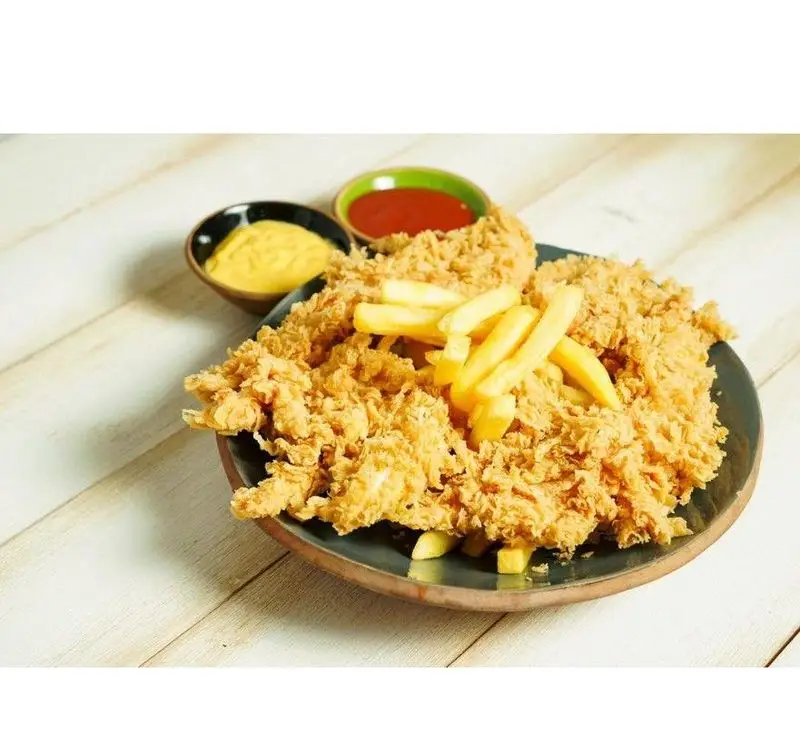 سینی فست فود ریحان شامل مرغ سوخاری ترد، سیب زمینی سرخ کرده طلایی با سس کچاپ و خردل. بهترین انتخاب برای یک وعده خوشمزه.