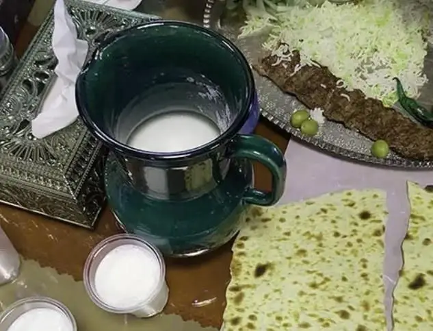 تجربه یک وعده غذای اصیل ایرانی در رستوران کباب ناب بناب: کباب کوبیده لذیذ، برنج زعفرانی، دوغ سنتی و نان تازه.