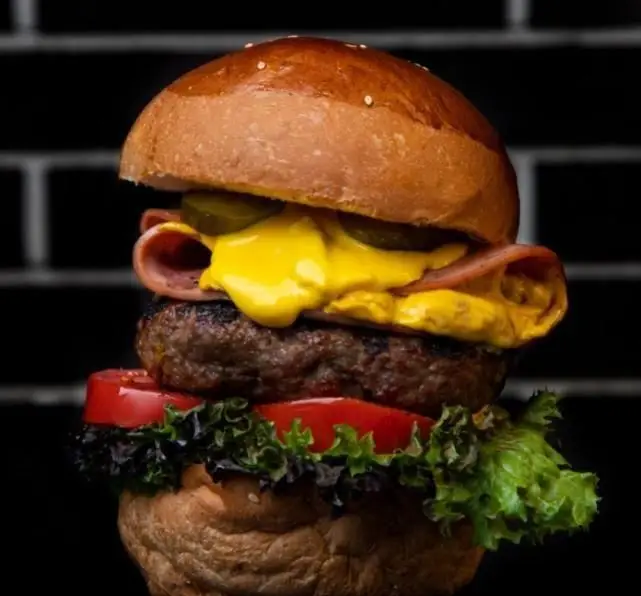 برگر ویژه فست فود هات باکس، شامل نان، پتی گوشت، پنیر آب شده، کالباس، خیارشور، گوجه و کاهو. طعمی بی‌نظیر برای تجربه فست فود.