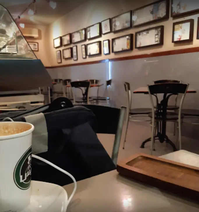 کافه رئیس، فضای داخلی دنج با میز و صندلی‌های مدرن، دیوارهای مزین به تابلو و فنجان قهوه مخصوص. تجربه‌ای دلپذیر از کافه‌گردی.