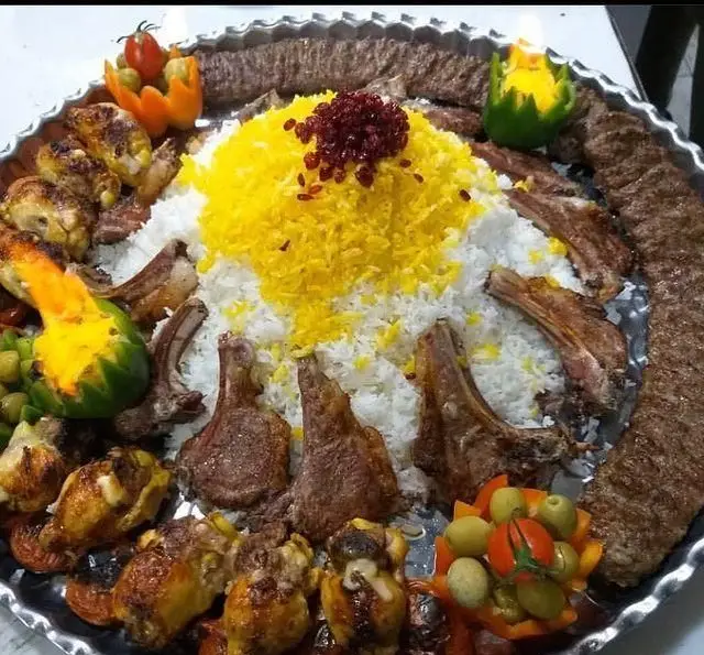 یک سینی کباب مجلل و خوش‌رنگ از کافه و سفره خانه نارونی شامل شیشلیک، کوبیده، جوجه و پلو زعفرانی، تجربه‌ای بی‌نظیر
