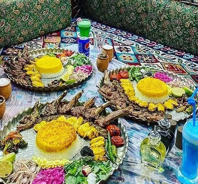 تجربه غذای سنتی ایرانی در کافه و سفره خانه نارونی: کباب‌های لذیذ، برنج زعفرانی و مخلفات تازه در فضایی گرم و دلنشین.