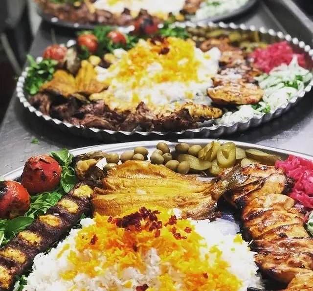 سینی باشکوه غذای اصیل ایرانی کافه و سفره خانه نارونی: کباب، جوجه، ماهی، پلو زعفرانی و مخلفات متنوع و تازه.