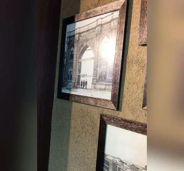 عکس سیاه و سفید از دروازه تاریخی تهران در دکوراسیون کافه و سفره خانه نارونی، فضایی دلنشین و نوستالژیک برای مشتریان.