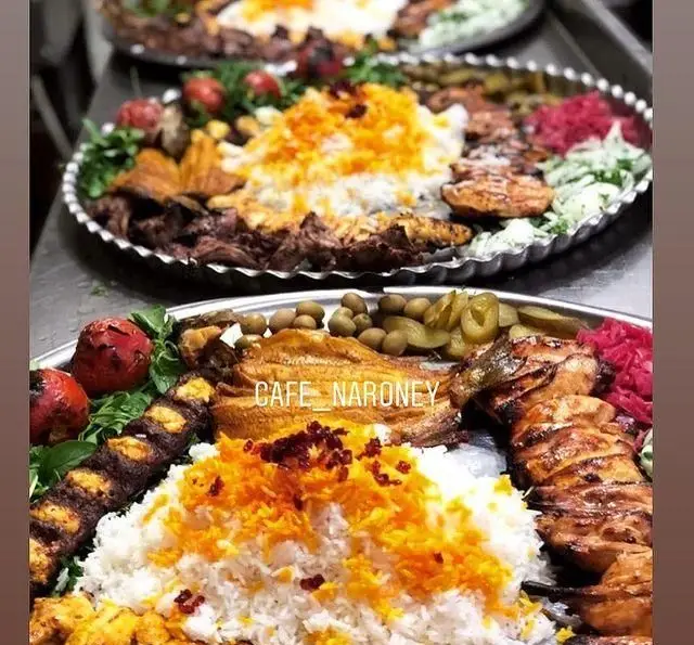تصویری از مجمع‌های بزرگ و دلنشین غذای ایرانی شامل چلوکباب، جوجه کباب، ماهی کباب و برنج زعفرانی در کافه و سفره خانه نارونی.