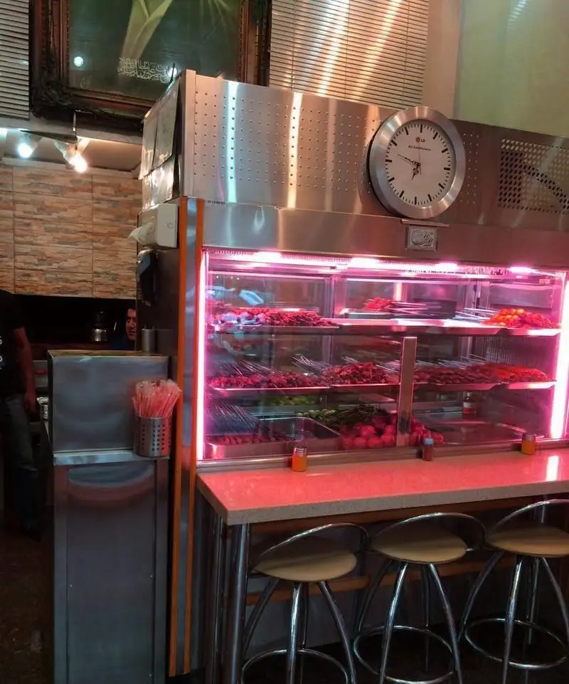 جگر سرای ۱۱۰: نمایشگر کباب‌های تازه جگر، دل و قلوه با چیدمان زیبا در ویترین مدرن و تمیز. آماده‌سازی و سرو در محیطی دلنشین.