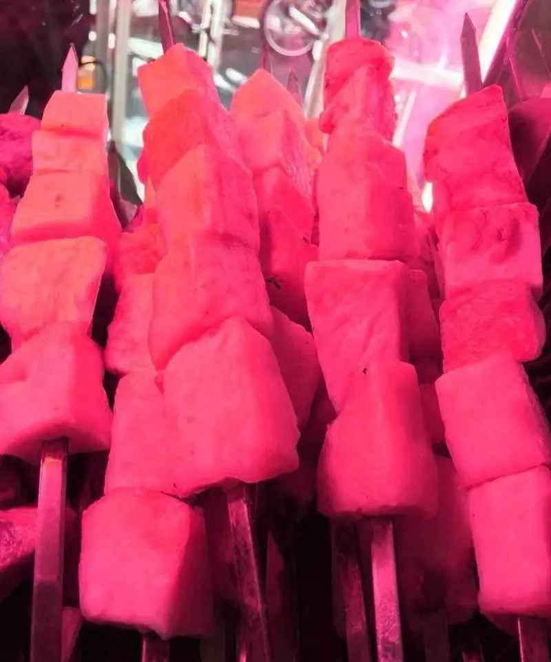 سیخ‌های پر از تکه‌های گوشت تازه (جگر و دل و قلوه) در جگر سرای ۱۱۰، آماده برای کباب شدن و سرو لذیذ.