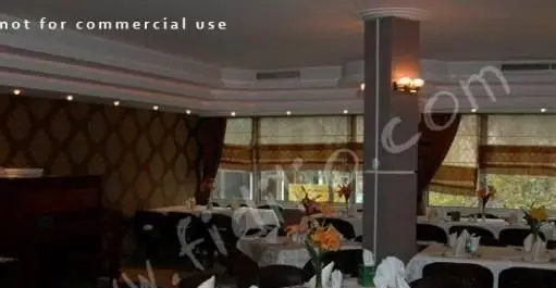 فضای داخلی لوکس و آماده پذیرایی رستوران البرز با میزهای چیده شده، دکوراسیون دلنشین و نورپردازی گرم برای مشتریان.