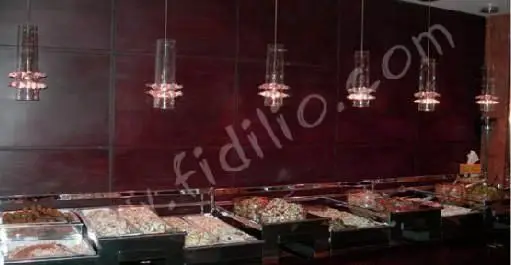 بوفه سلف سرویس شیک و مجلل رستوران البرز با چیدمان باکیفیت انواع غذاهای لذیذ ایرانی در فضایی دلپذیر.