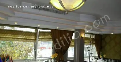 فضای داخلی دلنشین رستوران البرز با سقف کاذب مدرن، نورپردازی زیبا، پنجره‌های بزرگ و میزهای چیده شده آماده پذیرایی از میهمانان.