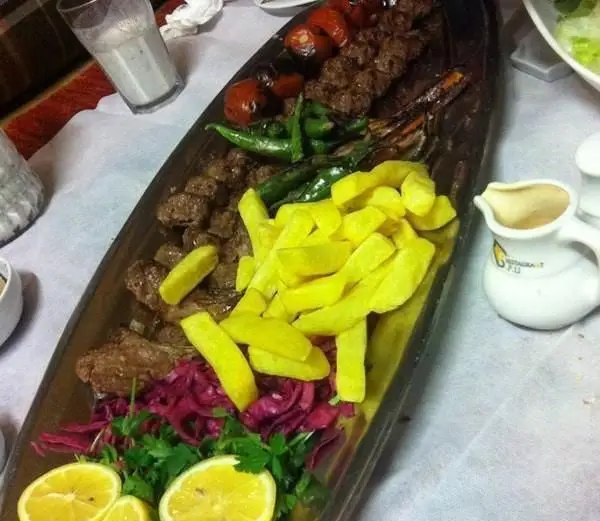 سینی کباب میکس مجلل با سیب زمینی سرخ کرده و مخلفات در کافی شاپ اس پی یو. لذت یک وعده غذای ایرانی کامل و خوشمزه.