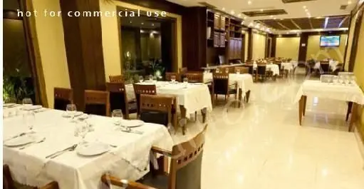 دکوراسیون داخلی تمیز و مرتب کافی شاپ اس پی یو، شامل میزهای آماده سرویس با رومیزی سفید و چیدمان لوکس، مناسب دورهمی.