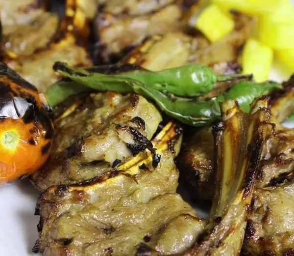 یک بشقاب دنده کباب و شیشلیک لذیذ گوسفندی با گوجه و فلفل کبابی، بخشی از منوی پرطرفدار رستوران و کافی شاپ اس پی یو.