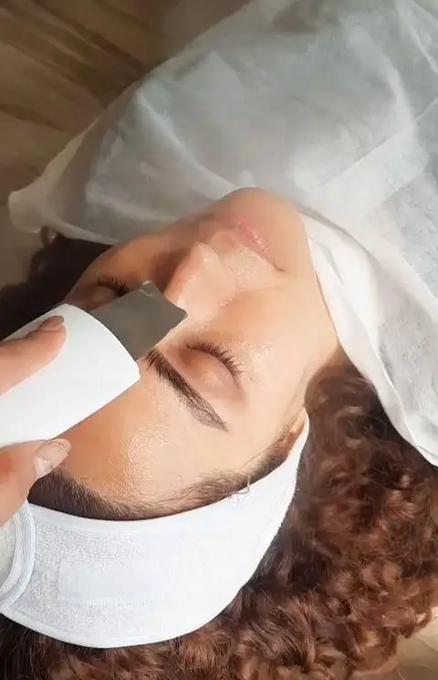 مراحل پاکسازی پوست صورت با دستگاه اتو صورت التراسونیک جهت لایه برداری عمیق، جوانسازی و رفع جوش‌های سرسیاه در کلینیک تخصصی زیبایی