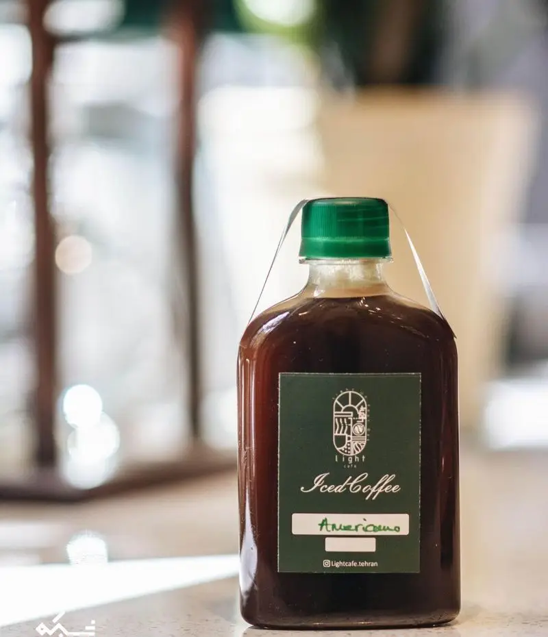 یک بطری آیس کافی آمریکانو خنک و خوشمزه از کافه لایت تهران. قهوه سرد با کیفیت بالا، مناسب برای روزهای گرم. قابل سفارش در Lightcafe.tehran.