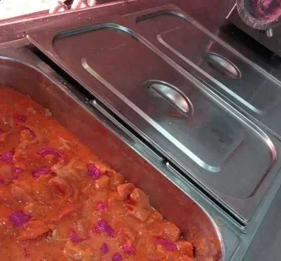 ظروف غذای گرم کبابخانه اصیل گلپایگانی با خورشت لذیذ و رنگارنگ، تجربه‌ای دلنشین از غذای ایرانی.