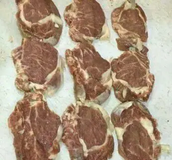 نمایی از گوشت‌های ممتاز و تازه برای انواع کباب در کبابخانه اصیل گلپایگانی، تضمین‌کننده طعم و کیفیت بی‌نظیر برای مشتریان.