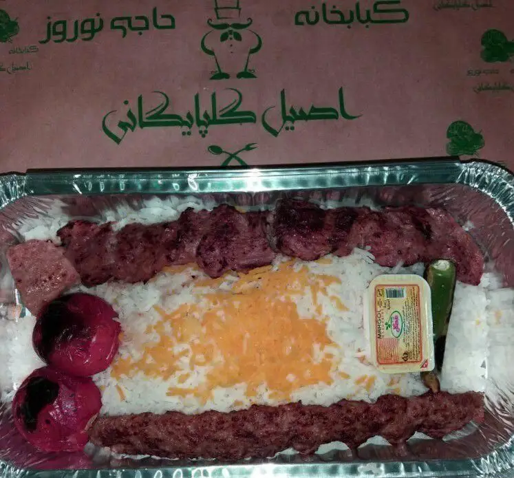 چلوکباب لذیذ و اصیل گلپایگانی شامل کباب برگ/چنجه، کوبیده، برنج، گوجه کبابی و کره. ایده‌آل برای سفارش بیرون بر و غذای ایرانی.