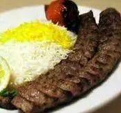 بهترین چلوکباب کوبیده اصیل گلپایگانی با برنج زعفرانی، تجربه طعم بی نظیر در کبابخانه اصیل گلپایگانی.
