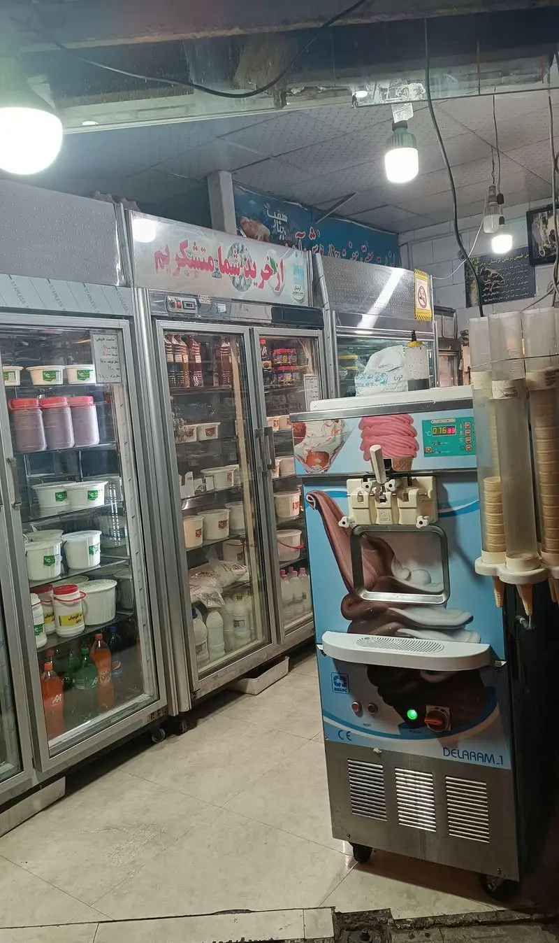 فروشگاه لبنیات سنتی هفت چنار با یخچال‌های متعدد حاوی محصولات تازه مانند ماست، دوغ و کشک، به همراه دستگاه بستنی ساز.