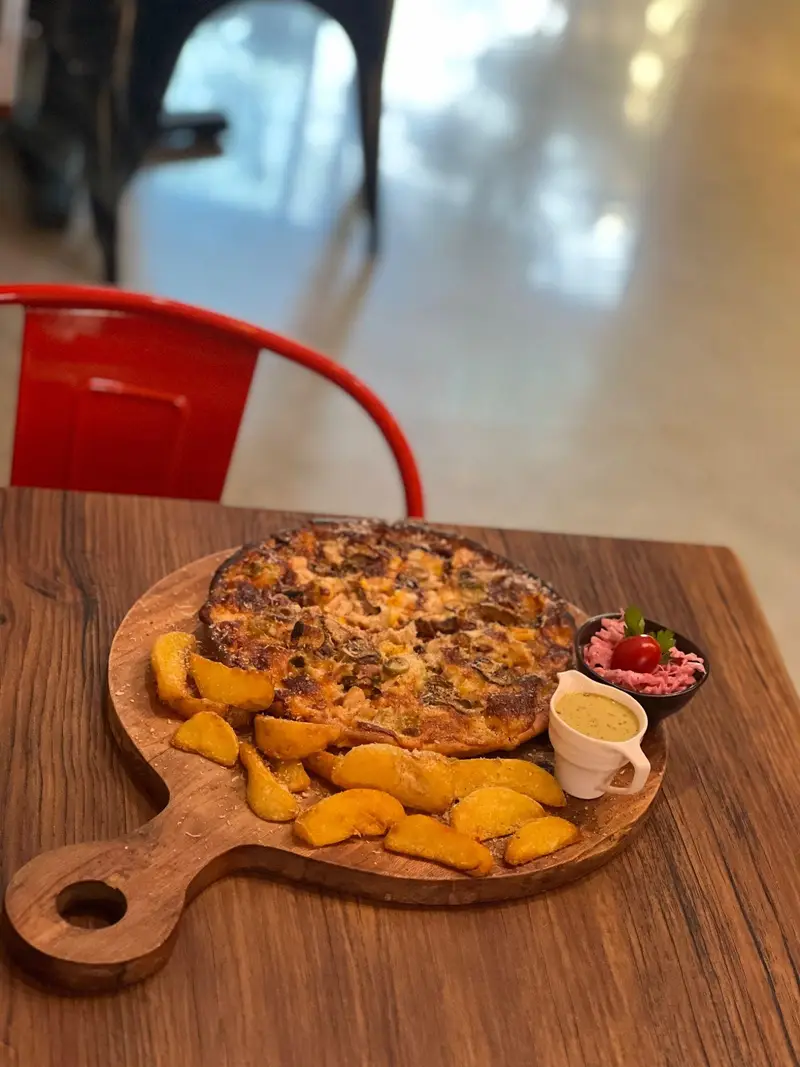 املت یا کیش مخصوص کافه پارس همراه با سیب زمینی تنوری، سس دلپذیر و سالاد کلم؛ تجربه‌ای لذیذ در فضای دلنشین کافه.