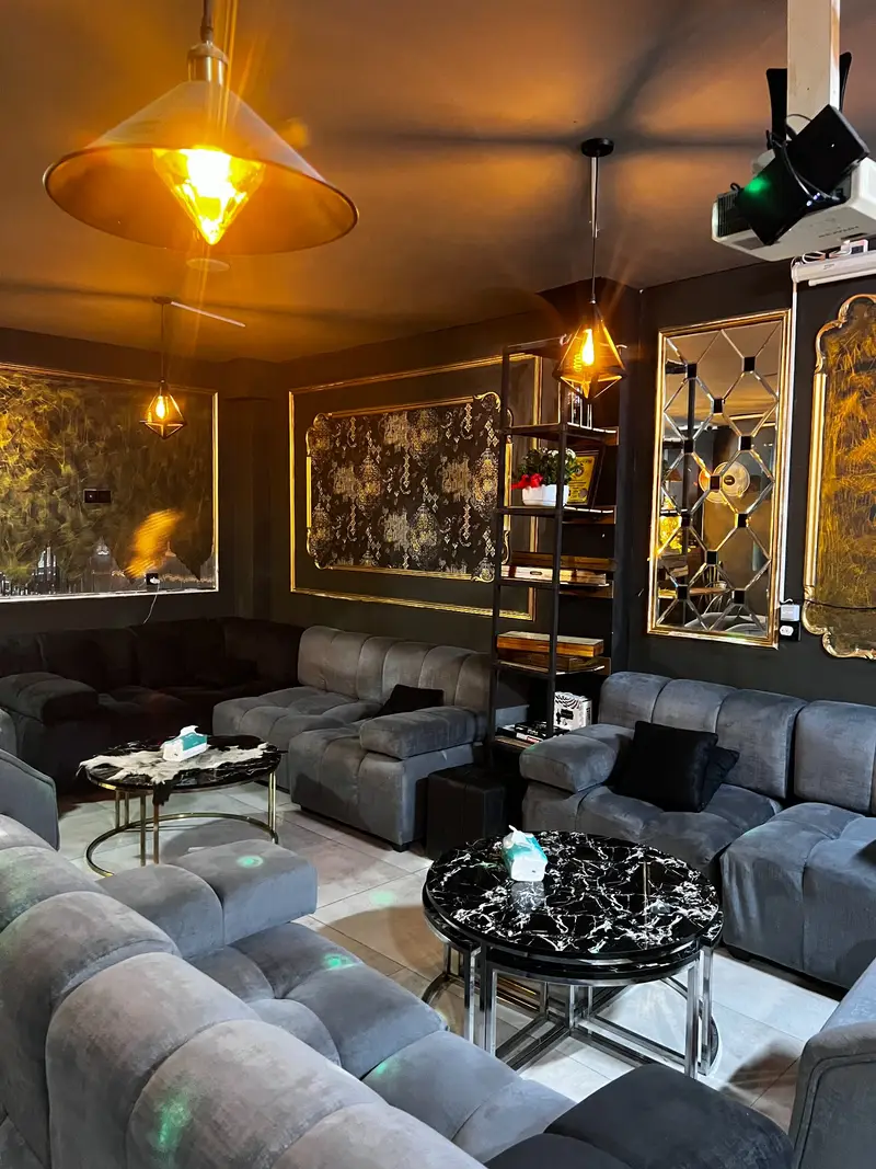 فضای داخلی کافه و کافی شاپ پارس با دکوراسیون مدرن، مبلمان راحتی، نورپردازی گرم و میزهای شیک مرمری برای لحظاتی دلنشین.