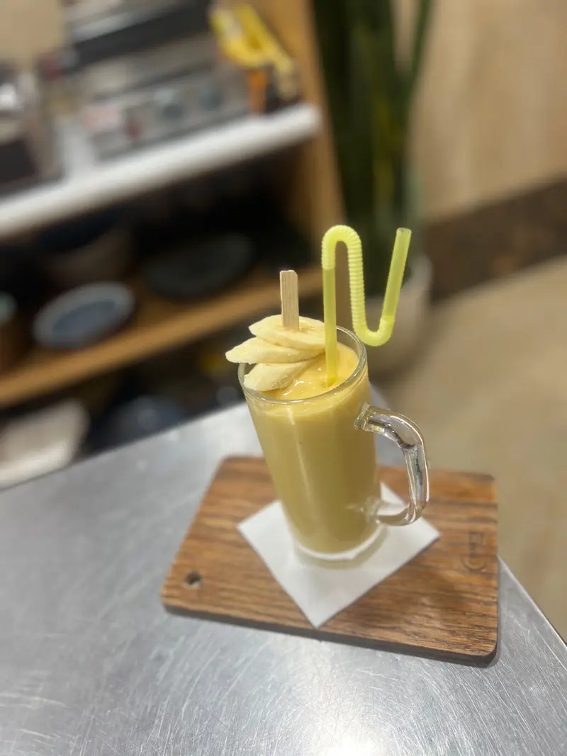 اسموتی موز تازه و خوشمزه در کافه پارس، نوشیدنی سالم و خنک، ایده‌آل برای روزهای گرم. تجربه‌ای شیرین در کافه‌ای دنج.
