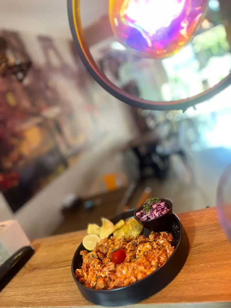 املت ویژه کافه پارس با سس گوجه، سبزیجات، چیپس و سالاد کلم بنفش؛ ایده‌آل برای صبحانه و برانچ در کافه پارس.