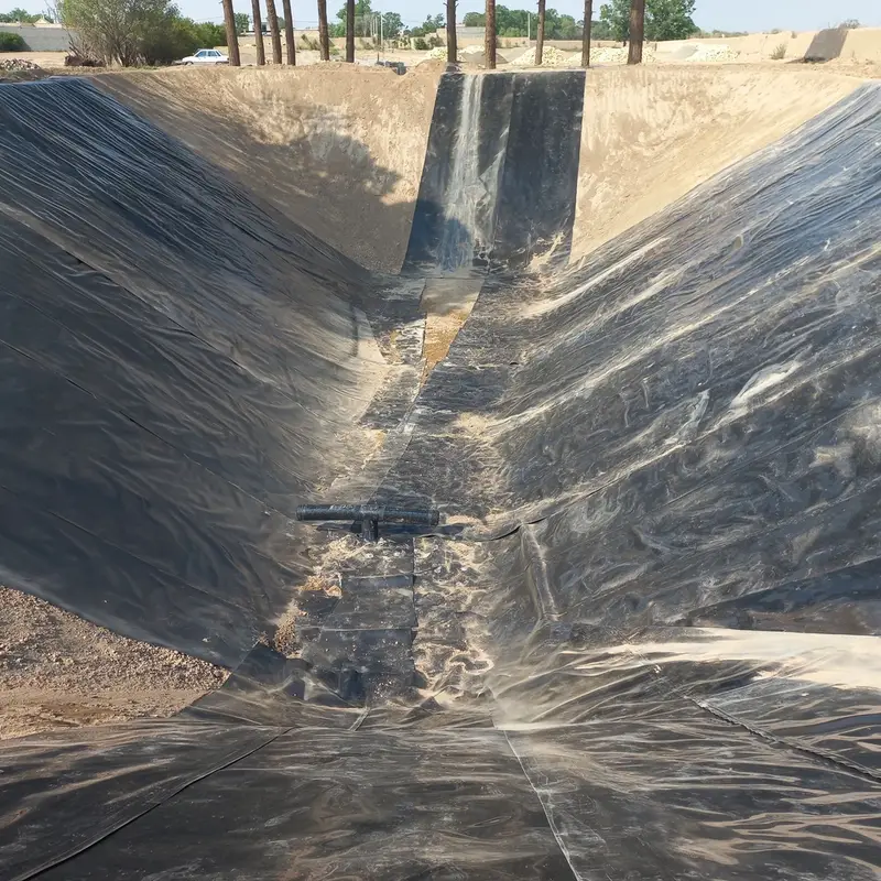 زیرساخت نوین ذخیره‌سازی آب کافه پارس: استخر بزرگ آب‌بندی‌شده با لاینر ژئوممبران مشکی و لوله‌کشی داخلی، جهت بهره‌وری پایدار آب