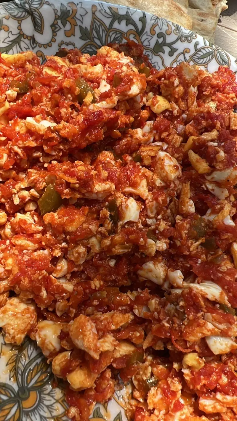 نیمرو گوجه‌فرنگی خوشمزه و سنتی کافه پارس، ترکیبی از تخم‌مرغ و سس گوجه غلیظ با فلفل دلمه سبز، یک صبحانه ایرانی لذیذ.