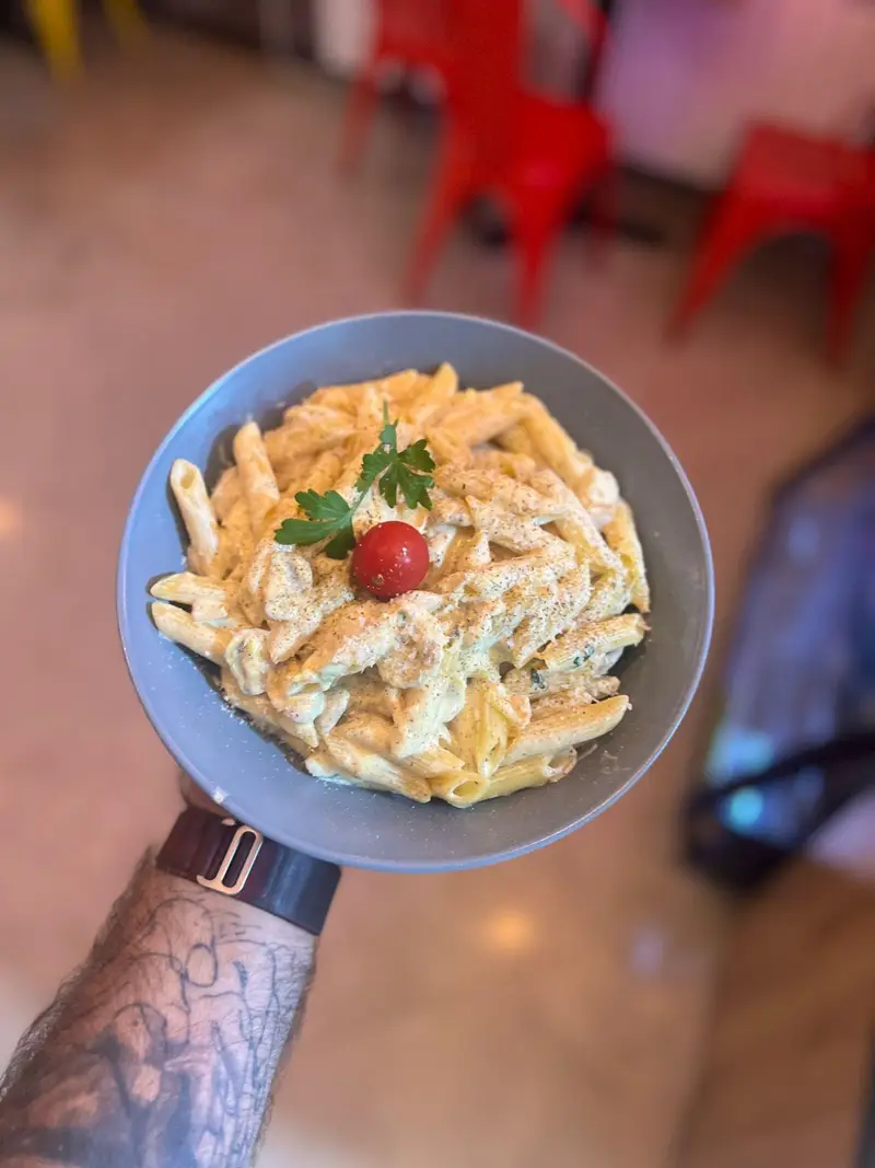 پاستا پنه با سس مخصوص و چاشنی‌های دلپذیر، یک غذای خوش‌طعم در منوی کافه پارس. انتخابی بی‌نظیر برای تجربه طعم ایتالیایی.